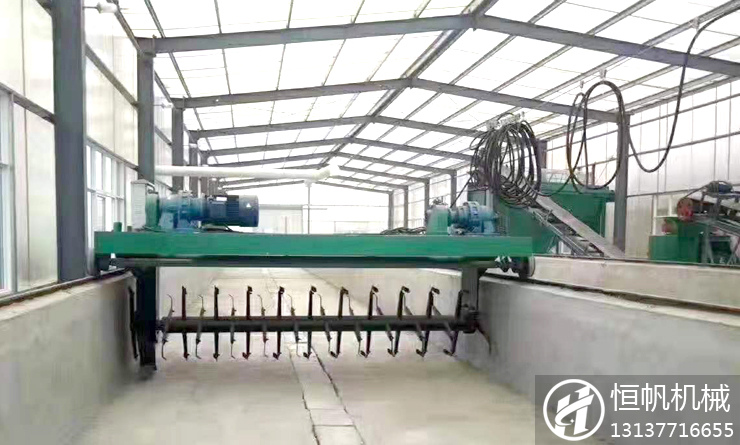 槽式翻堆機(jī)(圖1) 槽式翻拋機(jī)工作原理