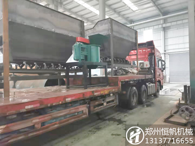 寒風(fēng)刺骨大雪紛飛依然無法阻擋整套一萬噸有機肥生產(chǎn)線設(shè)備發(fā)貨(圖1) 有機肥生產(chǎn)設(shè)備