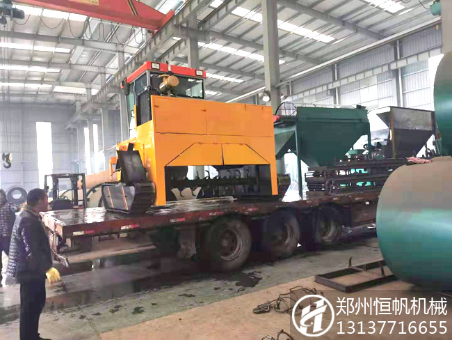 寒風(fēng)刺骨大雪紛飛依然無法阻擋整套一萬噸有機肥生產(chǎn)線設(shè)備發(fā)貨(圖2) 履帶翻拋機