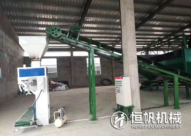 安徽年產(chǎn)兩萬噸粉狀線有機(jī)肥設(shè)備使用現(xiàn)場(chǎng)(圖2) 安徽六安年產(chǎn)兩萬噸有機(jī)肥粉狀線